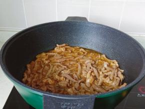 爆炒至牛肉丝变色盛盘备用。
