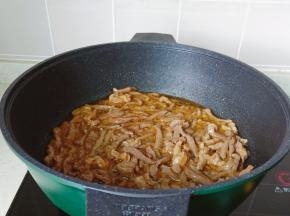 爆炒至牛肉丝变色盛盘备用。