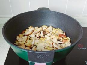 大火爆炒一分钟左右。