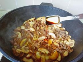 加入焯好的牛肉丝生抽，盐调味。