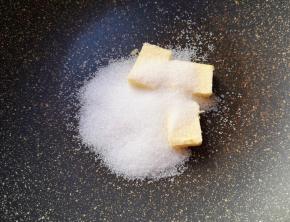 不粘锅里放入黄油和细砂糖。