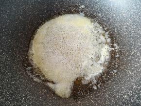 开小火将黄油和细砂糖熬至融化并搅拌均匀。