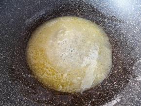 加入淡奶油、蜂蜜和转化糖浆。