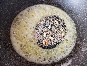 加入黑白芝麻和核桃仁。
