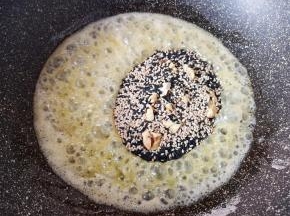 加入黑白芝麻和核桃仁。