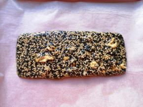 将芝麻核桃馅盛出放在油纸上，整形成宽度和糯米船的直径一样大小的长方形，凉透备用。