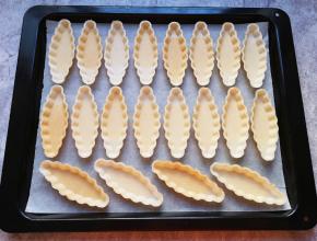 烤盘里铺上油纸，放上糯米船。