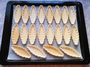 烤盘里铺上油纸，放上糯米船。