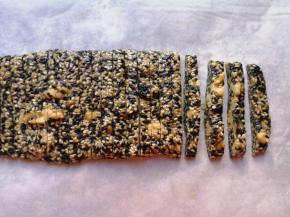 将凉透的芝麻核桃馅切成片。