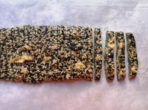 将凉透的芝麻核桃馅切成片。