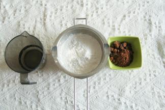 1、黑糖40克+水45克倒入不粘奶锅，将黑糖颗粒压散，盖锅盖，中大火煮到黑糖水完全融合沸腾状态！