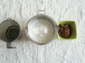 1、黑糖40克+水45克倒入不粘奶锅，将黑糖颗粒压散，盖锅盖，中大火煮到黑糖水完全融合沸腾状态！