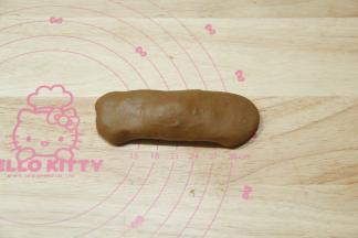 2、沸腾状态离火，倒入一半木薯淀粉，筷子快速搅匀，倒入另一半木薯淀粉搅匀，倒出到揉面板上揉成光滑面团。