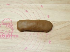 2、沸腾状态离火，倒入一半木薯淀粉，筷子快速搅匀，倒入另一半木薯淀粉搅匀，倒出到揉面板上揉成光滑面团。