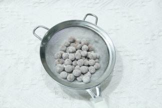 3、面团搓成长条，切成小块，搓圆。搓好的珍珠放入碗里，撒上适量木薯淀粉，晃匀防黏，筛掉多余的粉即可！密封冷冻，随用随取。