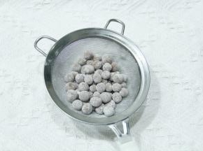 3、面团搓成长条，切成小块，搓圆。搓好的珍珠放入碗里，撒上适量木薯淀粉，晃匀防黏，筛掉多余的粉即可！密封冷冻，随用随取。