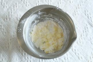 5、软化好的黄油，倒入糖粉，拌匀。