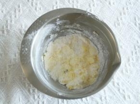 5、软化好的黄油，倒入糖粉，拌匀。