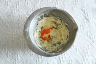 6、电动打蛋器略微打发蓬松，分3-4次加入全蛋液。