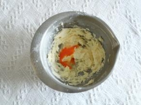 6、电动打蛋器略微打发蓬松，分3-4次加入全蛋液。