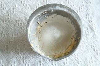 8、筛入低粉。切拌按压成团即可。