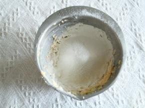 8、筛入低粉。切拌按压成团即可。