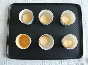 9、纸杯排入烤盘，此时预热烤箱上下185度。面团分成45克一个，搓圆放入纸杯。如果用小号纸杯，35-40克即可。