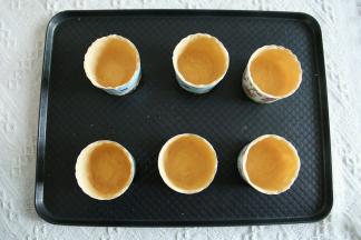 10、面团中间压下，沿着杯壁按压均匀，四周薄一些，底部可以略厚一点。