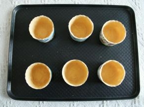 10、面团中间压下，沿着杯壁按压均匀，四周薄一些，底部可以略厚一点。