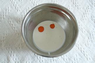 11、全部压好。淡奶油、蛋黄、炼乳倒入干净盆中。