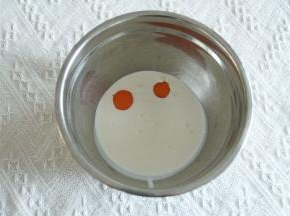 11、全部压好。淡奶油、蛋黄、炼乳倒入干净盆中。