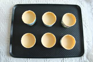 13、均匀倒入，八分满。