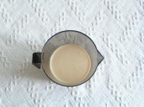 12、搅打均匀后过筛。