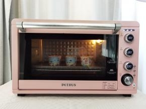 14、放入预热好的烤箱中层偏下，180度烤35分钟。小号纸杯170度30分钟左右。