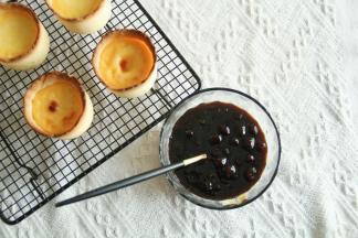 16、锅里将煮珍珠的水煮开，倒入珍珠，煮至漂浮后继续煮15分钟。捞出到冷水中降温，珍珠会更为Q弹。接着把黑糖50克，水175克倒入不粘锅，大火煮到完全融化，倒入煮好的珍珠，中火搅拌熬煮到糖水变粘稠带拉丝。装入小碗备用。