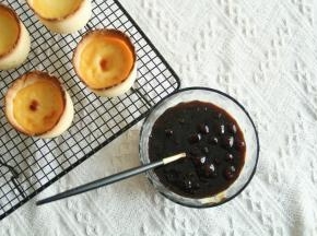 16、锅里将煮珍珠的水煮开，倒入珍珠，煮至漂浮后继续煮15分钟。捞出到冷水中降温，珍珠会更为Q弹。接着把黑糖50克，水175克倒入不粘锅，大火煮到完全融化，倒入煮好的珍珠，中火搅拌熬煮到糖水变粘稠带拉丝。装入小碗备用。