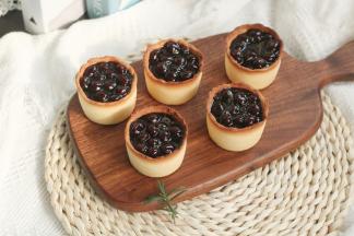 17、冷凉好的布丁塔撕开纸杯外壳，舀上满满一大勺黑糖珍珠！搞定！现做现吃哦！