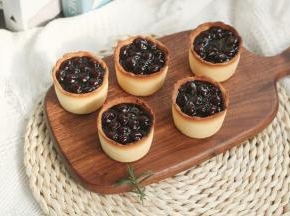 17、冷凉好的布丁塔撕开纸杯外壳，舀上满满一大勺黑糖珍珠！搞定！现做现吃哦！