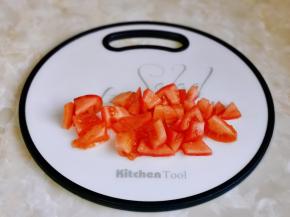 番茄洗净切小块儿。