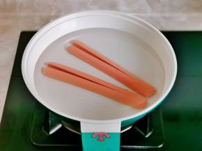 冷水下锅烧开焯30秒，火腿变软即可。