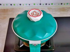 盖上盖子小火将蛋煎熟即可。