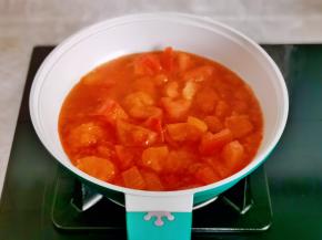 起油锅，加入番茄煸炒出汤汁。