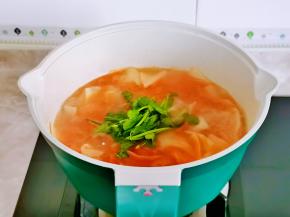 中火煮熟关火，放入切好的香菜，借助余温烫熟即可。