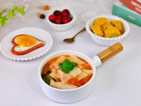 今日早餐，蒸玉米，爱心煎蛋，番茄面片，车厘子。