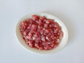 猪肉切丁备用。