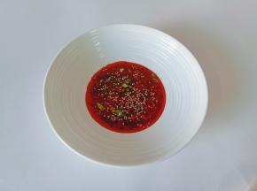 调一个料汁:红油辣椒，姜蒜水，花生酱，一勺生抽，陈醋，花椒粉少许。等面条煮熟再放1勺面汤拌均匀。