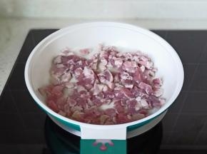 锅加食用油，感温键变成粉白色放猪肉翻炒。