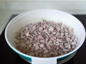 把肉丁翻炒至变色。