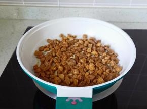 加盐翻炒入味起锅备用。