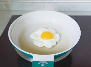 等到蛋清熟透定型，磨具拿掉就可以。